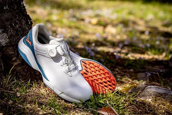 芝の上に置かれたMIZUNO NEO IMPACT
