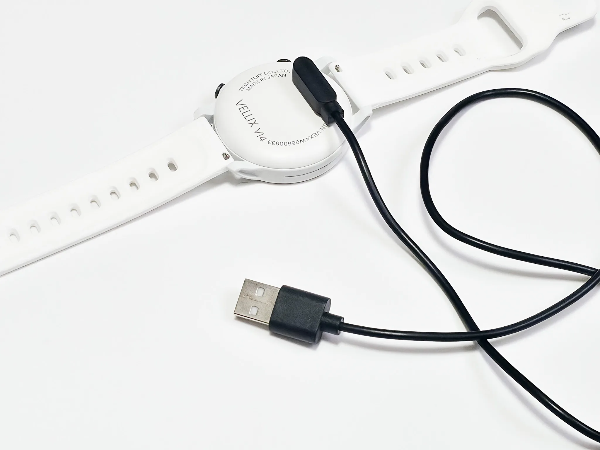 ショットナビ ベリックス V14 裏面の刻印とマグネット充電ケーブル