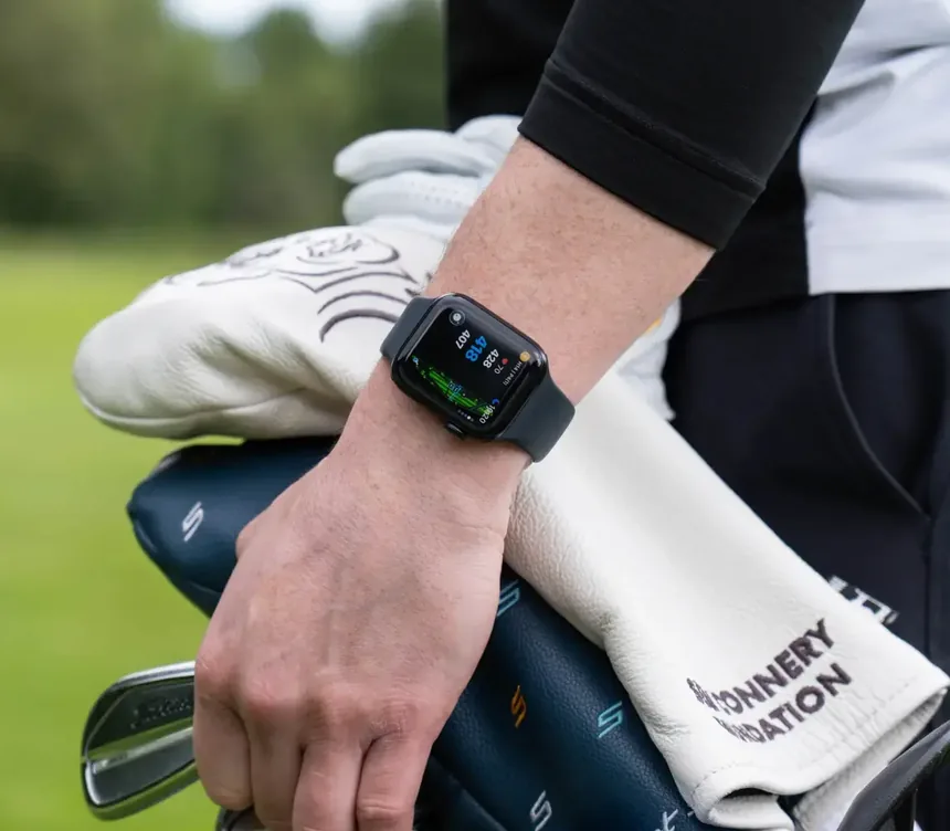 キャディバッグに手を掛けた状態でApple Watchに距離を表示