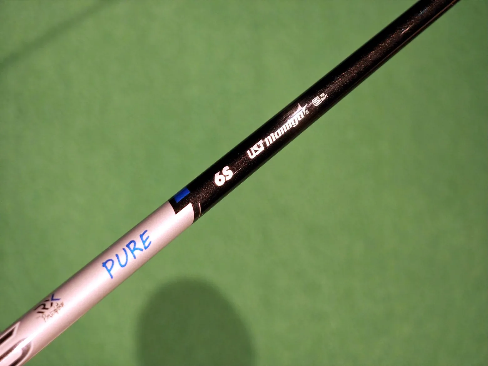 アッタス RX PURE BLUEのデザイン(シャフト銘板を逆アングルから撮影)