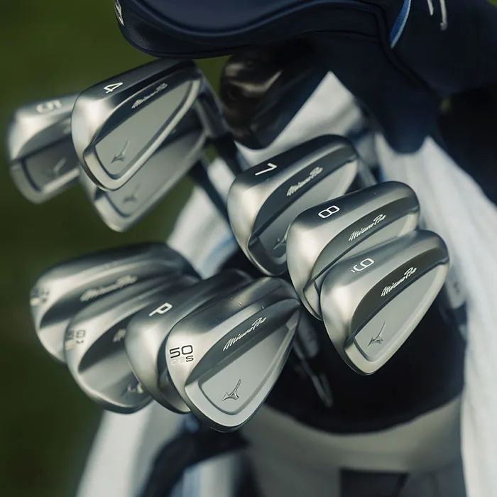 キャディバッグに入ったミズノ Mizuno Pro S-4 アイアンのセット