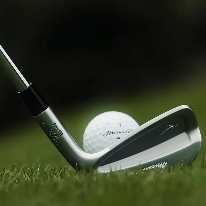 芝の上でアドレスしたミズノ Mizuno Pro S-4 アイアン