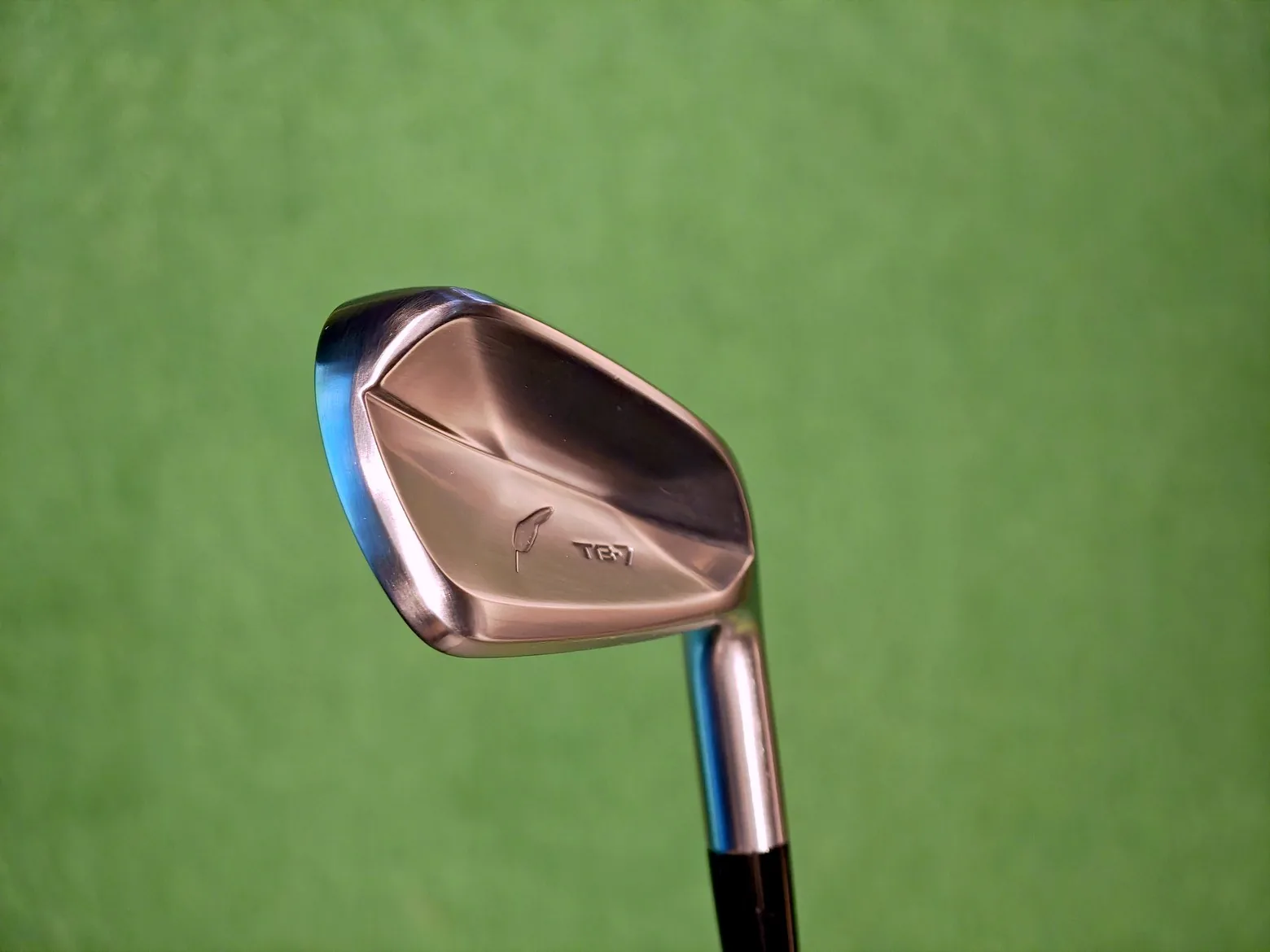 フォーティーン NEW TB-7 FORGED アイアンのバックフェースのTB-7の刻印