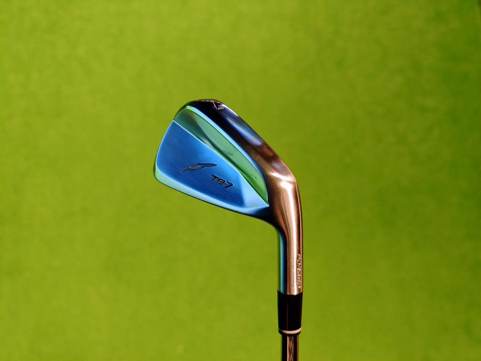 フォーティーン NEW TB-7 FORGED アイアンのバックフェースを斜めから