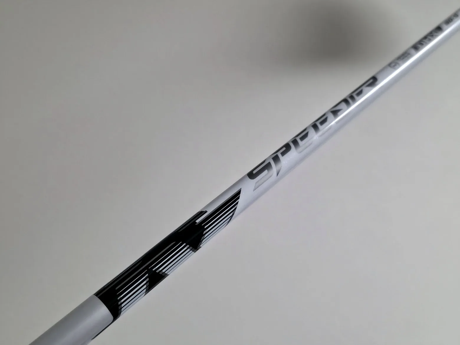 スピーダーNX ホワイトのデザイン(シャフトのSPEEDERロゴ部分のアップ(別角度))