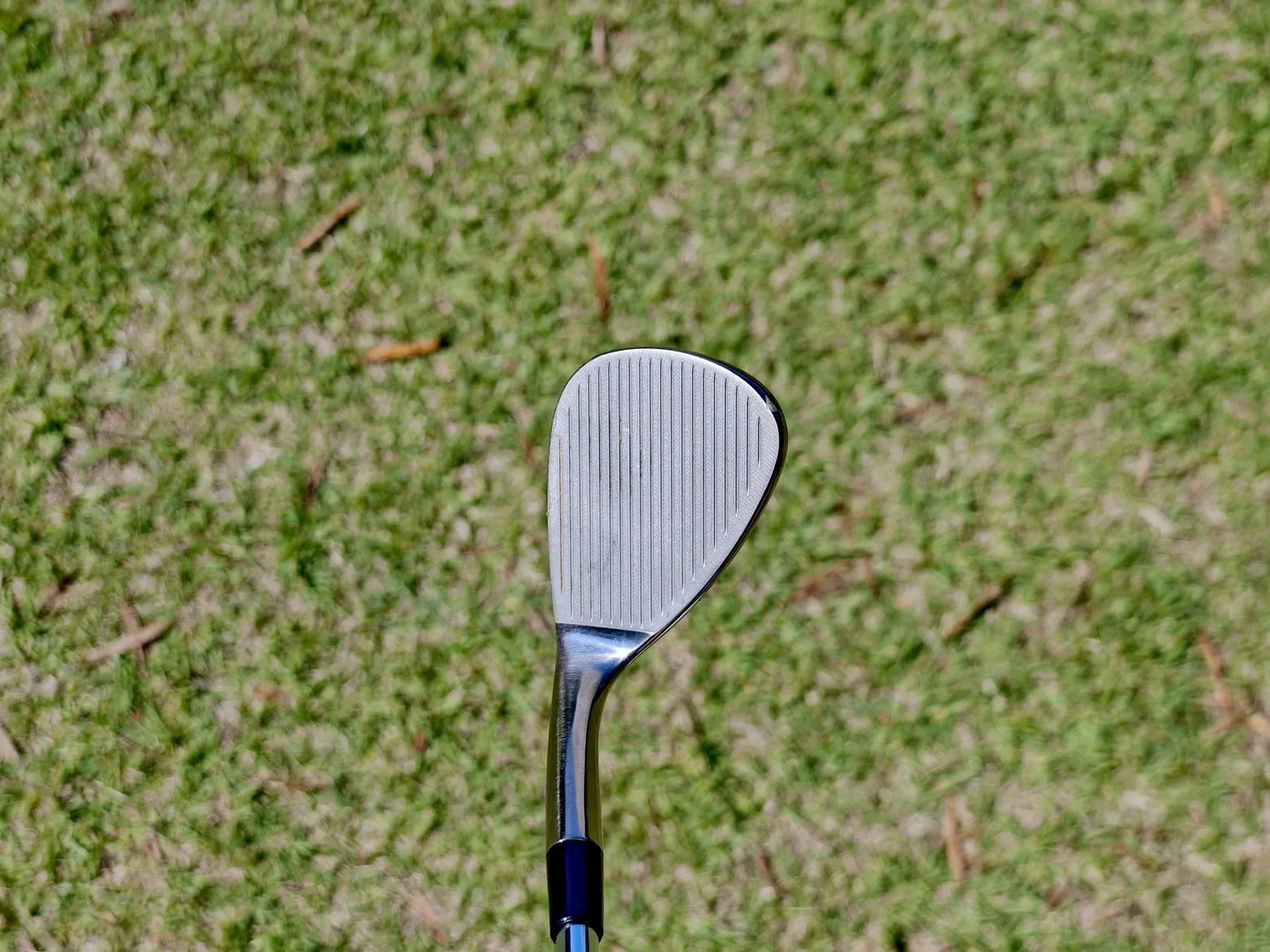 テーラーメイド Hi-Toe 5 ウェッジを芝の上で構えた様子